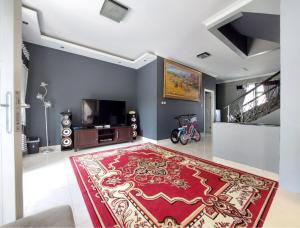 Μια τηλεόραση ή/και κέντρο ψυχαγωγίας στο Villa puncak bogor at kota bunga with privat pool +2 φωτογραφίες