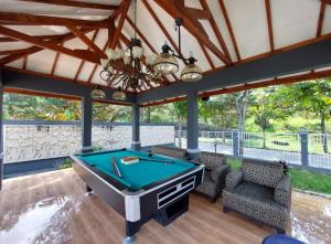 Τραπέζι μπιλιάρδου στο Villa puncak bogor at kota bunga with privat pool