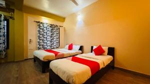Llit o llits en una habitació de Hotel August International