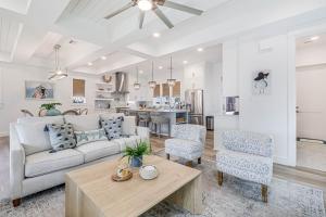 Η κουζίνα ή μικρή κουζίνα στο Pelican Pool House 208 BAR