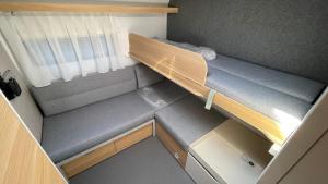 Przyczepa Coco Camp z klimatyzacją w Molo Surf的休息区