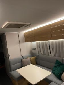 Przyczepa Coco Camp z klimatyzacją w Molo Surf的休息区