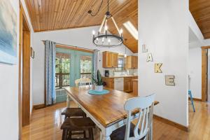 ブランソン・ウェストにあるParadise Lodge Homeの木製のテーブルと椅子のあるダイニングルーム +36枚の写真