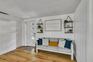 Χώρος καθιστικού στο Firefly Cottage cabin +20 φωτογραφίες