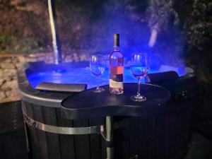 Ciubăr exterior luminat în albastru, cu băuturi