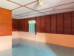 カオコーにあるบ้านสวนหมอกเขาค้อ a1のウッドパネルの壁と窓が特徴の客室です。