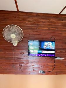 カオコーにあるบ้านสวนหมอกเขาค้อ a1の扇風機、壁掛けテレビ