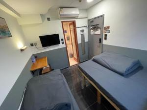 Ένα ή περισσότερα κρεβάτια σε δωμάτιο στο 香港榆臨賓館 Yulam Guesthouse