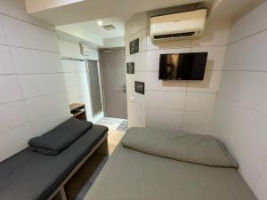 Camera con divano e TV a parete di 香港榆臨賓館 Yulam Guesthouse a Hong Kong