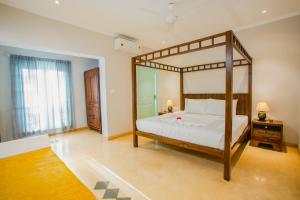 Ένα ή περισσότερα κρεβάτια σε δωμάτιο στο Four Letter Word - 3BHK Private Pool Villa, North Goa