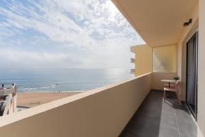 balkon z widokiem na plażę w obiekcie Magnifique F3 les pieds dans l'eau. w Ajaccio