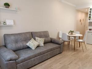 ログローニョにあるCasa Leireのソファとテーブルのあるリビングルーム