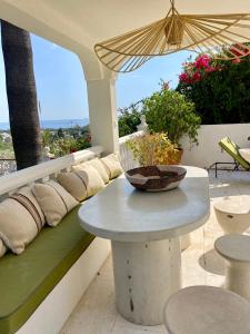 einen Tisch und eine Bank auf einer Terrasse in der Unterkunft Casa de Colina - great seaview - Marbella in Marbella + 28 Fotos
