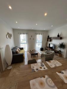 salon z kanapą i stołem w obiekcie Appartement T3 dans maison neuve 7 couchages w mieście La Seyne-sur-Mer