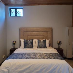 En eller flere senge i et værelse på 6atUpper Guest House