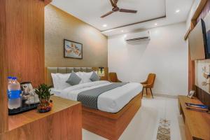 Postel nebo postele na pokoji v ubytování Hotel Devine Zirakpur Chandigarh
