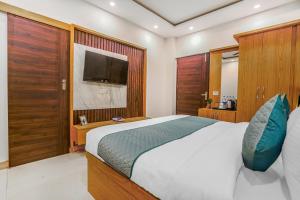 TV a/nebo společenská místnost v ubytování Hotel Devine Zirakpur Chandigarh