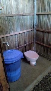 - une salle de bains pourvue de toilettes et d'une poubelle dans l'établissement Wobbegong Homestay, à Yennanas Besir