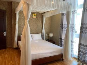Postel nebo postele na pokoji v ubytování Anh Dao Mekong Hotel