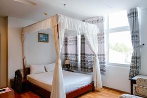Postel nebo postele na pokoji v ubytování Anh Dao Mekong Hotel