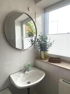 a bathroom with a sink and a mirror at TONY - 2 Zimmer mit Küche - Zentral in Memmingen +39 photos