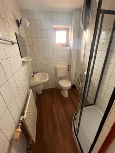 A bathroom at Jonathan Bed&Pizza