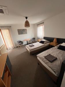 A bed or beds in a room at Jonathan Bed&Pizza