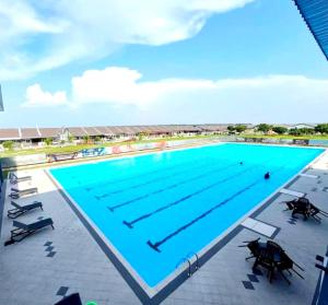 an overhead view of a large swimming pool at Cozystayz NuNa in Sitiawan