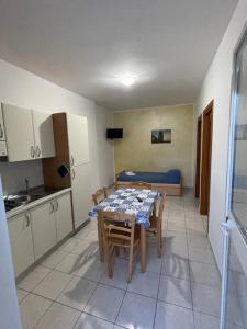 Кухня или мини-кухня в Villa Angela case vacanza

