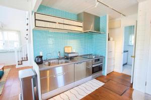 a kitchen with a sink and a stove at jfハウス - カフェ併設の一棟貸切で楽しむプライベートステイ - サーフポイントまで徒歩5分 in Ichinomiya