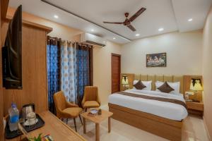 Postel nebo postele na pokoji v ubytování Hotel Devine Zirakpur Chandigarh