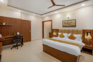 Postel nebo postele na pokoji v ubytování Hotel Devine Zirakpur Chandigarh
