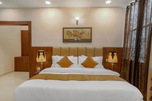 Postel nebo postele na pokoji v ubytování Hotel Devine Zirakpur Chandigarh