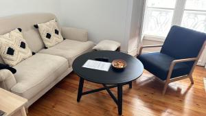 ein Wohnzimmer mit einer Couch und einem Tisch und Stühlen in der Unterkunft La Casa de María Pita in A Coruña