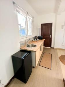 a kitchen with a sink and a window at Résidence-PKLV in Dzaoudzi