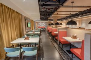 Posezení v ubytování HOTEL SURYA GRAND