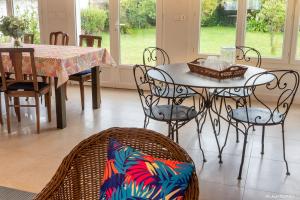 a dining room with a table and chairs at RÉF 407 - LARMOR PLAGE Maison de famille pleine vue mer in Larmor-Plage
