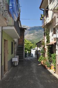 une ruelle avec des bâtiments et une montagne en arrière-plan dans l'établissement La Casetta di Laura, à Badia Morronese