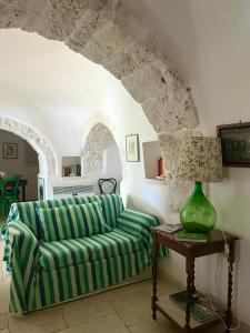 una sala de estar con un sofá y una mesa en I Trulli della NaturaBio, en Martina Franca