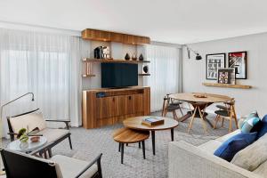 パリにあるLe Méridien Paris Arc De Triompheのソファとテーブルのあるリビングルーム