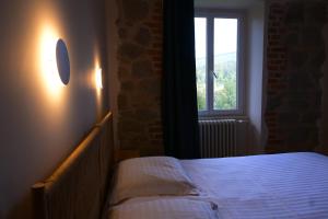 Postel nebo postele na pokoji v ubytování Hôtel Marchal