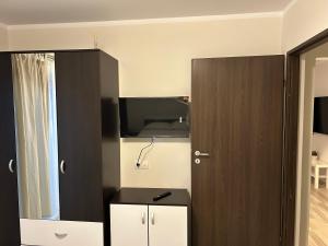 Habitación con armario y cama. en Hermann Apartments, en Sibiu 72 fotos más