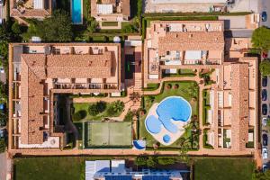 Una vista aérea de un edificio con piscina. en Apartamento CouCou, en Jávea