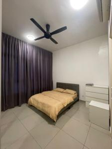 a bedroom with a bed with a ceiling fan at Arinara Homestay Near IOI City Mall Putrajaya 3R2B 5-6Pax at Conezion Residence in Kampong Abu Bakar