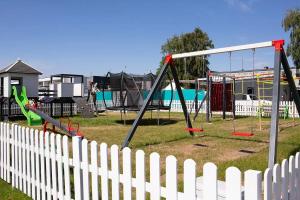 Przyczepa Coco Camp z klimatyzacją w Molo Surf的儿童游玩区