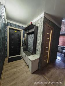 バルハシにあるУютная квартираの廊下(ドア、ゴミ箱付)