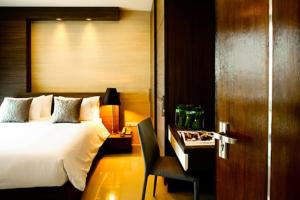 Postel nebo postele na pokoji v ubytování Crystal Suites Suvarnbhumi Airport