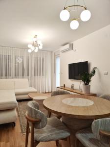 TV a/nebo společenská místnost v ubytování Apartman Raj