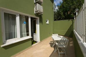 a green house with a table and chairs on a balcony at Mini Harem Hotel in Istanbul