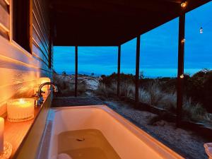 Galeriebild der Unterkunft IdleWild - Secluded Absolute Beachfront Escape in Dolphin Sands